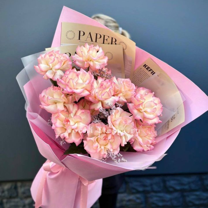 15 французских роз "Джумилия" с доставкой в Санкт-Петербурге