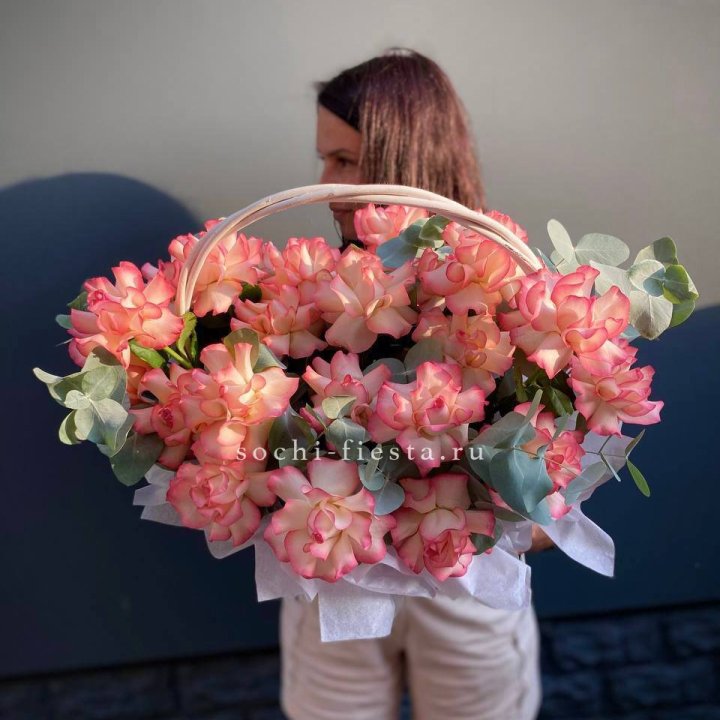 25 Французских роз Джумилия в корзине в Санкт-Петербурге