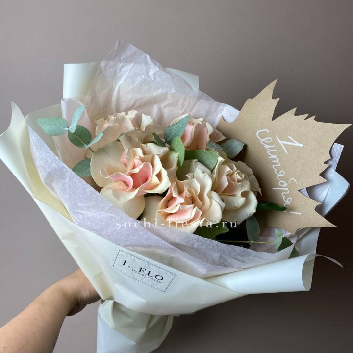 Букет кремовых роз к дню знаний в Санкт-Петербурге