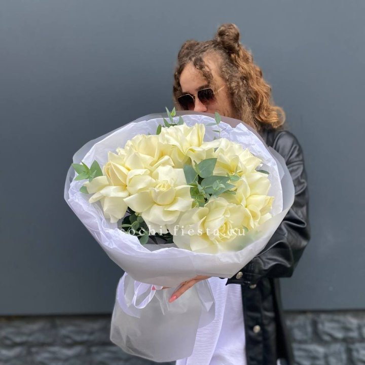 7 Белых французских роз  в Санкт-Петербурге