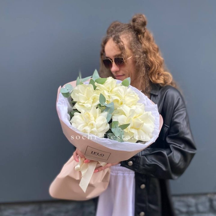 5 Белых французских роз в Санкт-Петербурге