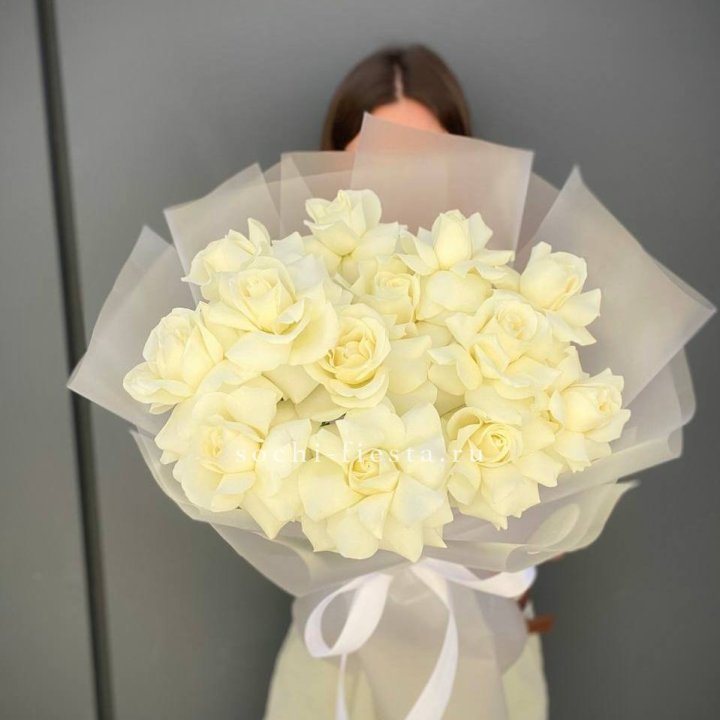 13 белых роз в Санкт-Петербурге