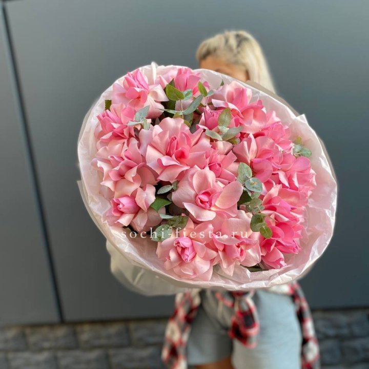 17 розовых роз в Санкт-Петербурге