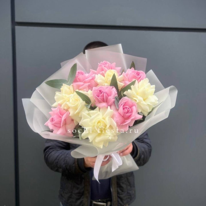 11 бело-розовых роз с доставкой в Санкт-Петербурге