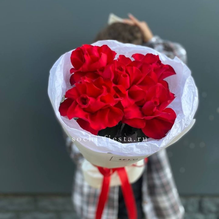 5 французских красных роз в Санкт-Петербурге