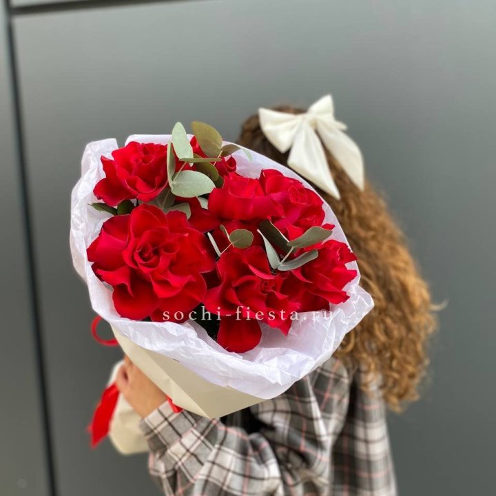 7 красных французских роз в Санкт-Петербурге