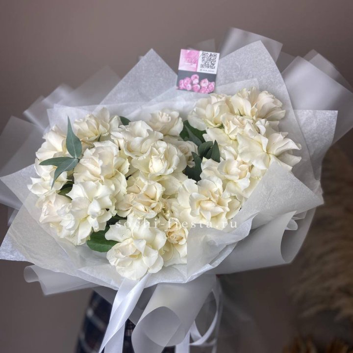 21 французских роз с эвкалиптом в Санкт-Петербурге