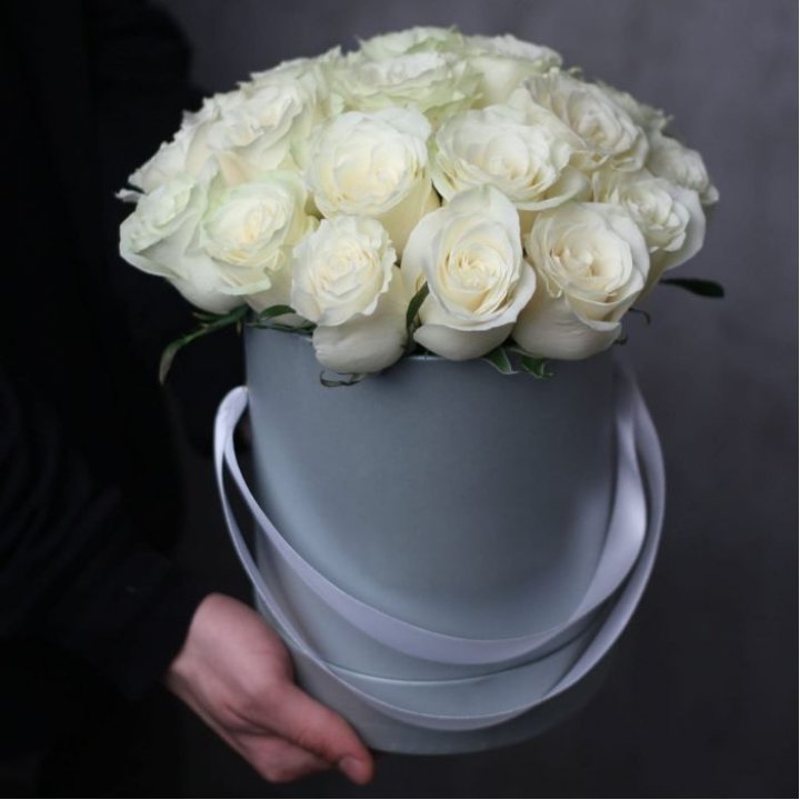 15 белых роз в цилиндре в Санкт-Петербурге