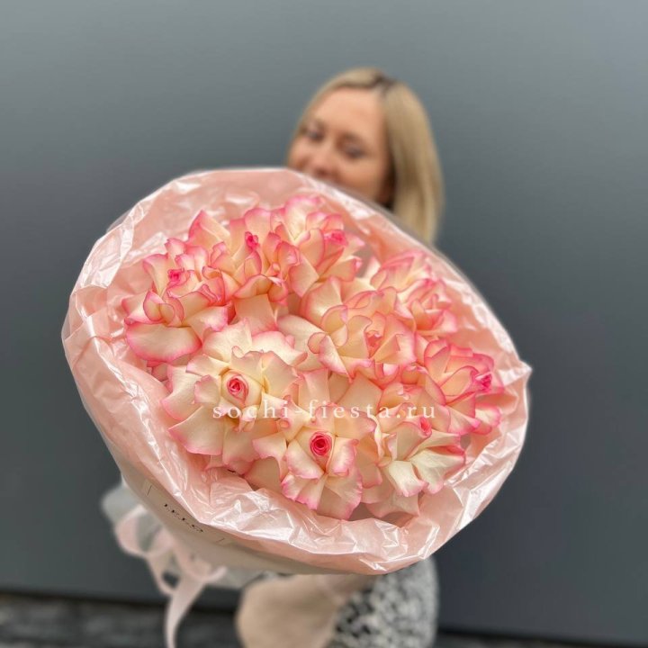 9 французских роз Джумилия в нежном оформлении в Санкт-Петербурге