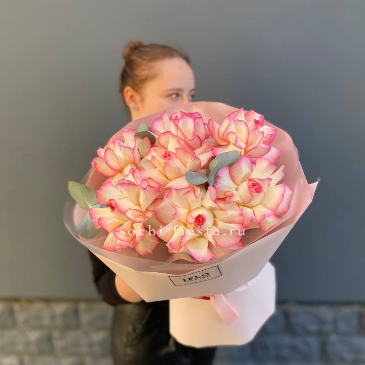 7 французских роз Джумилия с доставкой в Санкт-Петербурге