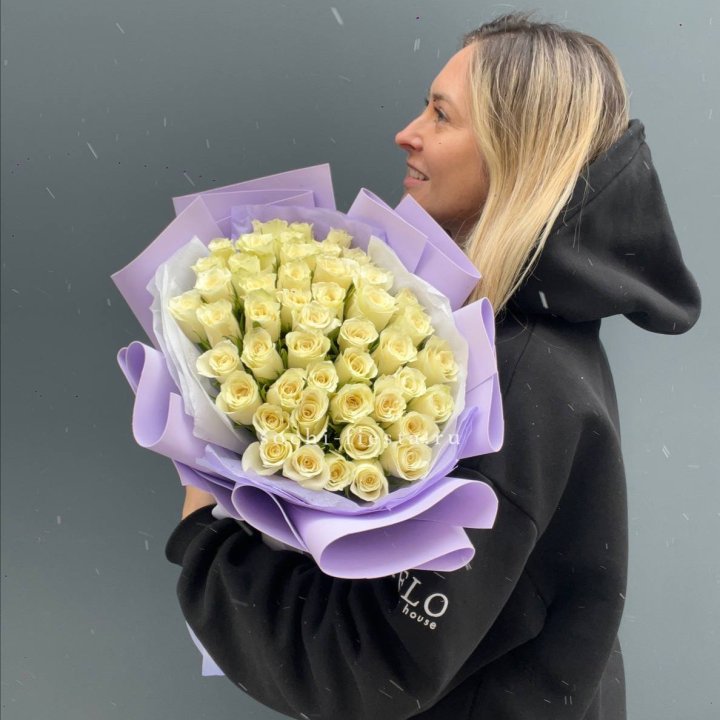 51 белая кенийская роза в оформлении в Санкт-Петербурге