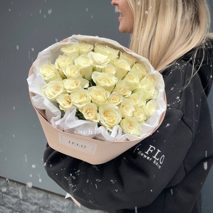 31 белая роза в оформлении в Санкт-Петербурге