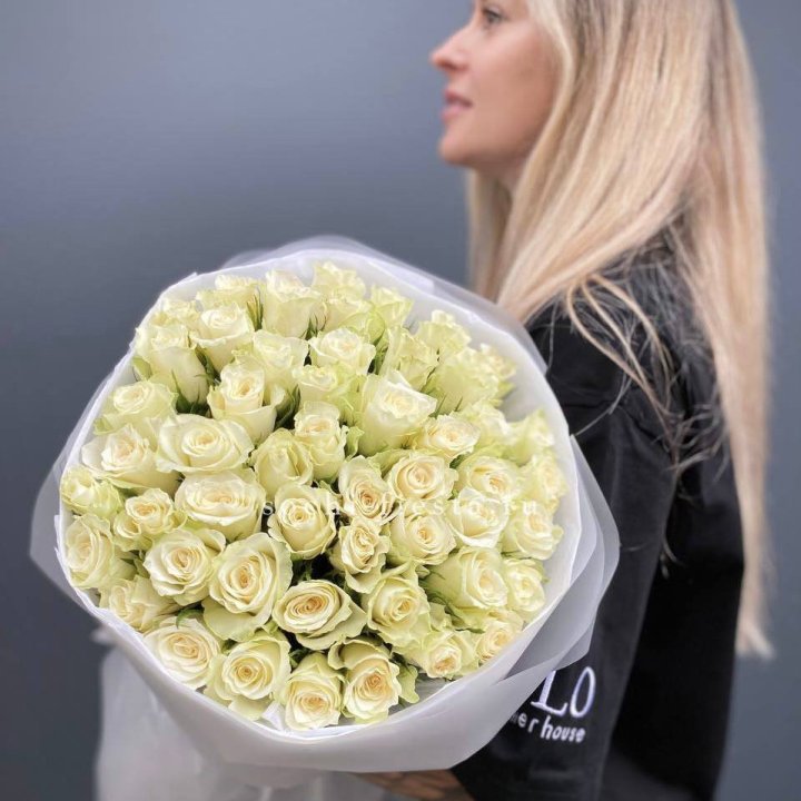 Воздушный букет из 51 белой кенийской розы в Санкт-Петербурге