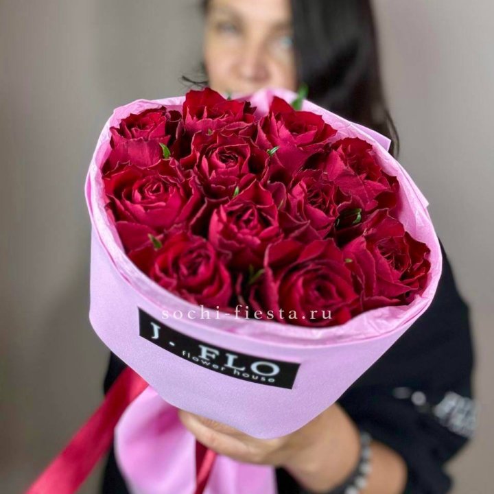 11 красных роз мадам ред в Санкт-Петербурге