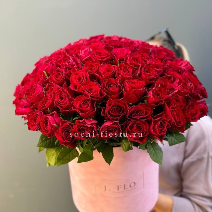 101 кенийская роза в цилиндре с доставкой в Санкт-Петербурге