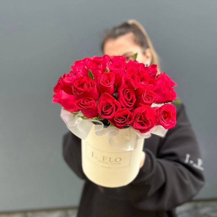 27 кенийских роз в боксе в Санкт-Петербурге