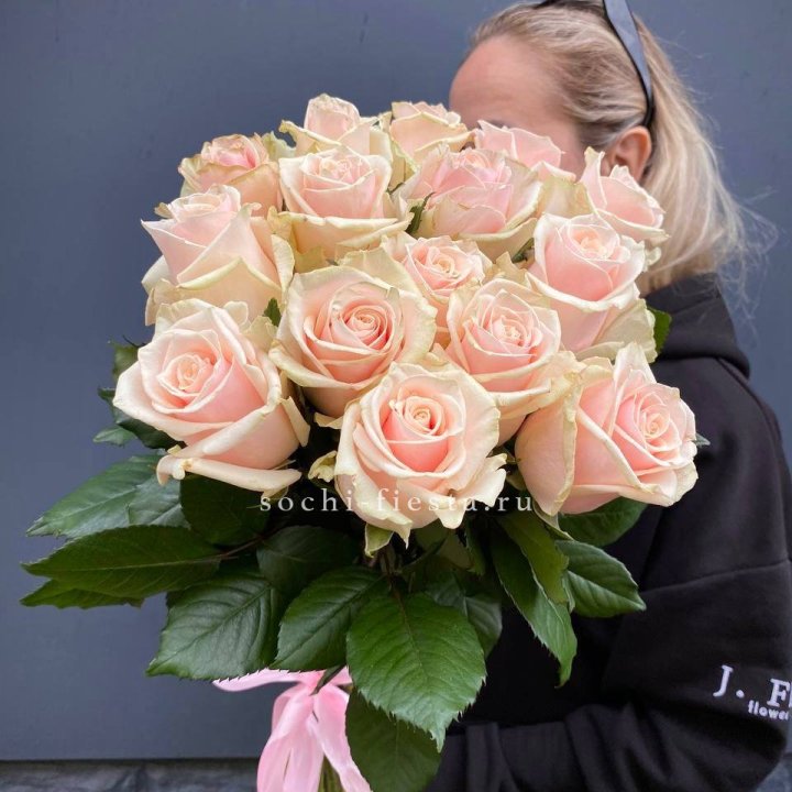 15  кремовых высоких роз с доставкой в Санкт-Петербурге