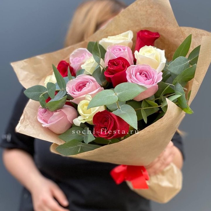 Букет из 15 роз с эвкалиптом в Санкт-Петербурге