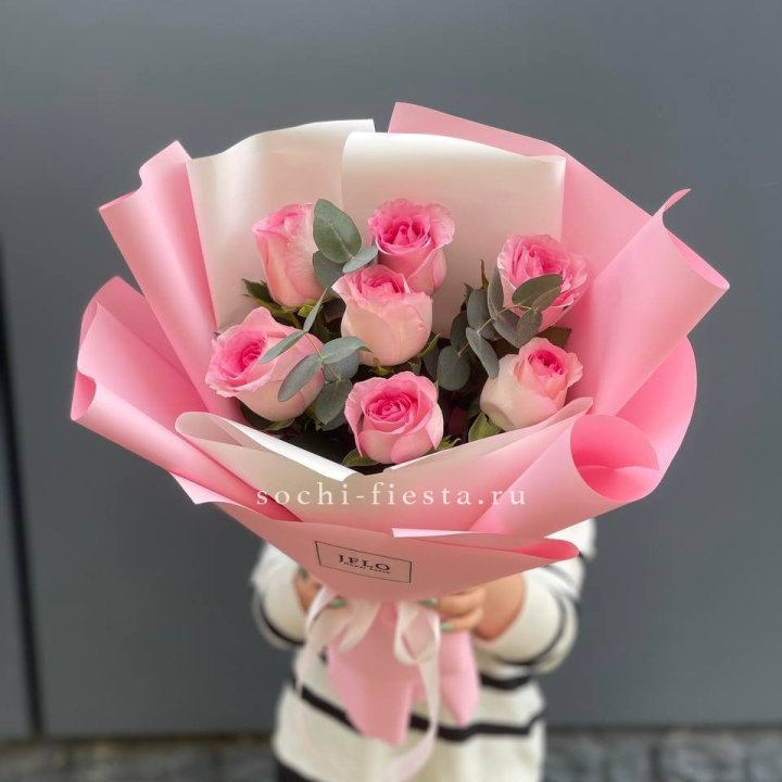 7 роз с эвкалиптом в Санкт-Петербурге