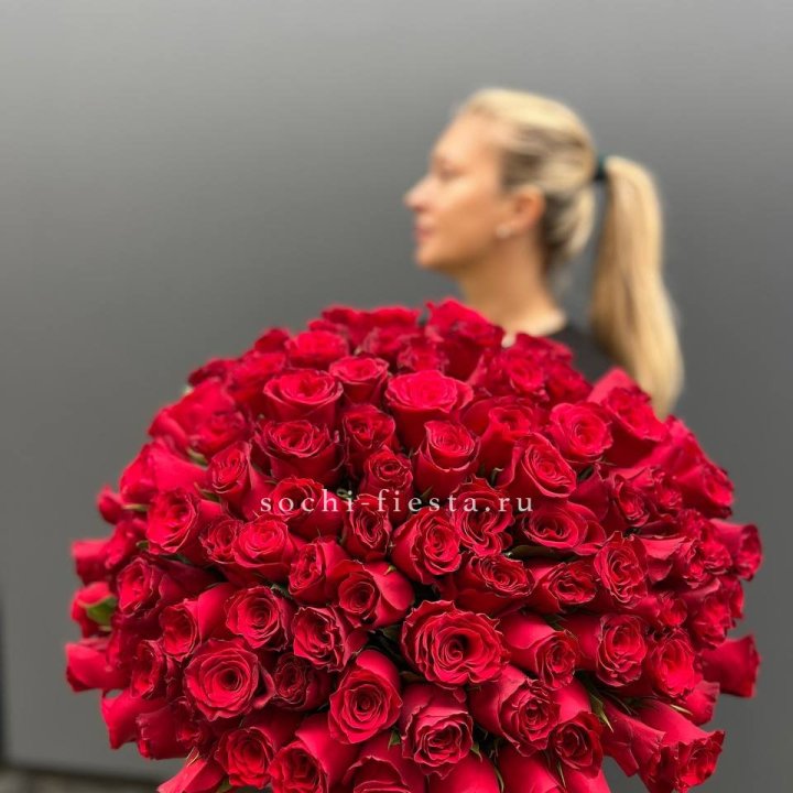 Охапка из 101 красной розы в Санкт-Петербурге