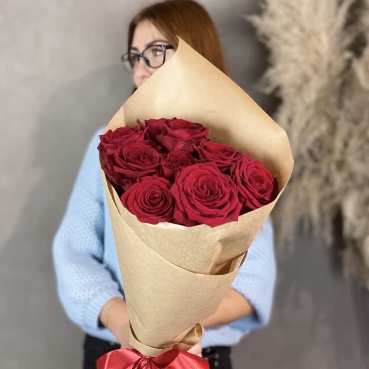 9 красных роз в крафте в Санкт-Петербурге