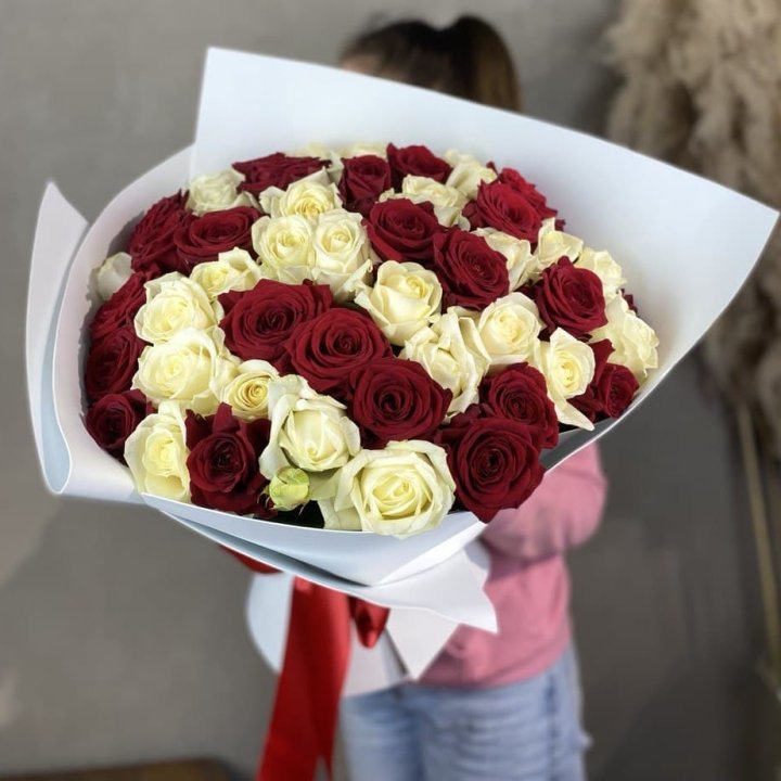 51 красная и белая роза в Санкт-Петербурге