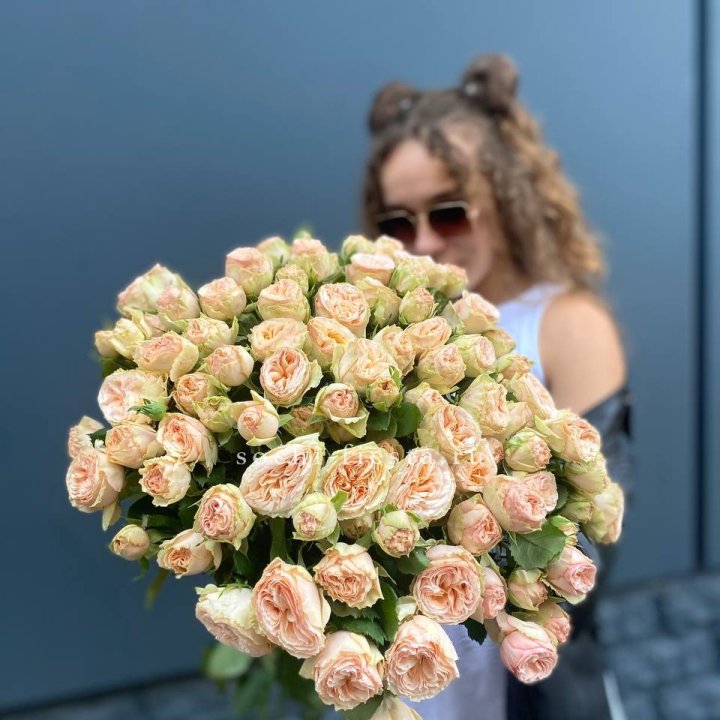 25 пионовидных роз в Санкт-Петербурге