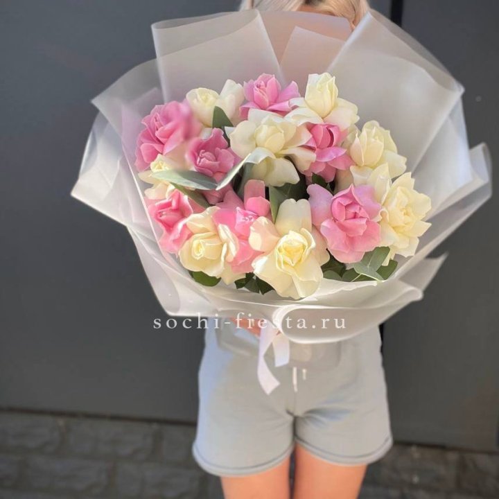 15 бело-розовых роз в Санкт-Петербурге