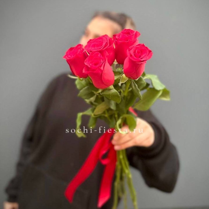 Букет 5 красных роз  в Санкт-Петербурге