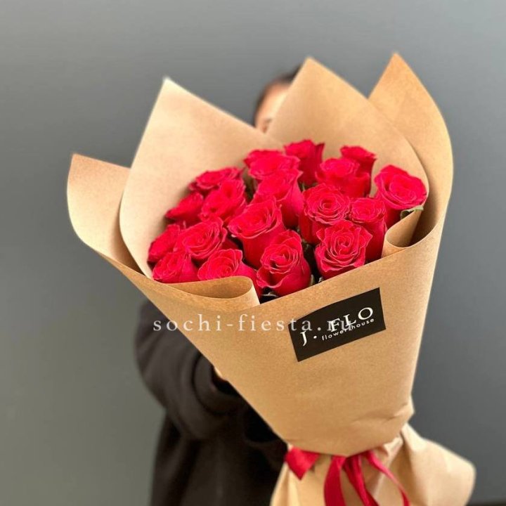 19 красных роз в крафте в Санкт-Петербурге