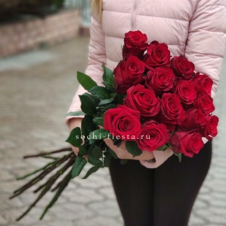 15 высоких красных роз в Санкт-Петербурге