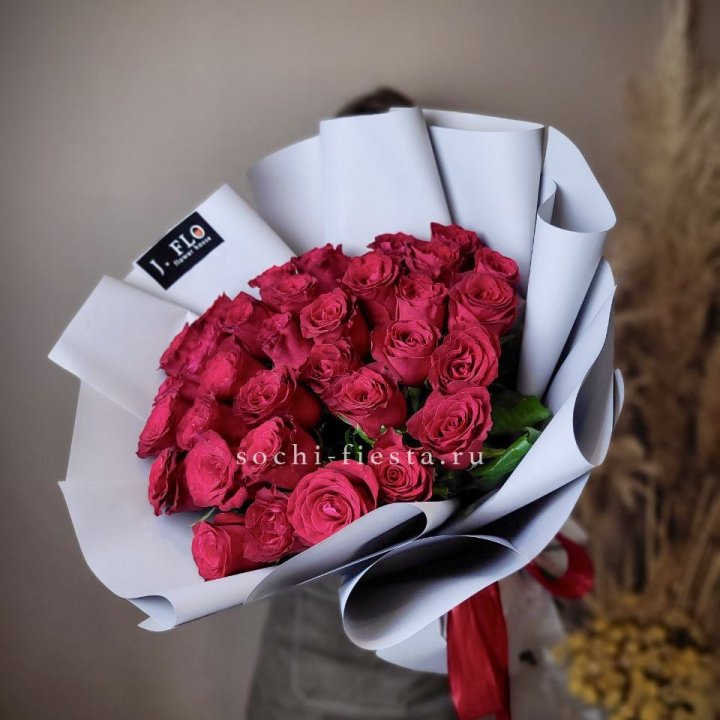 Красные розы 33 шт в Санкт-Петербурге