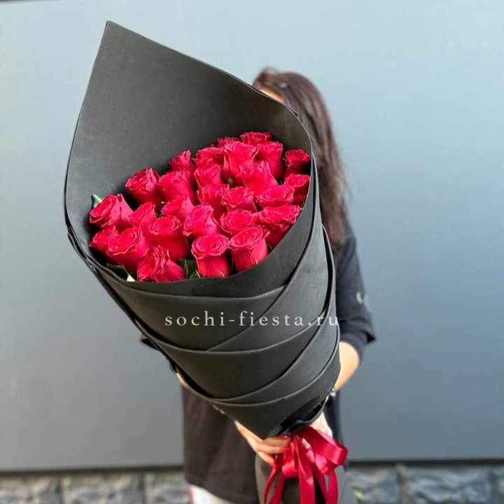 25 высоких красных роз с доставкой в Санкт-Петербурге