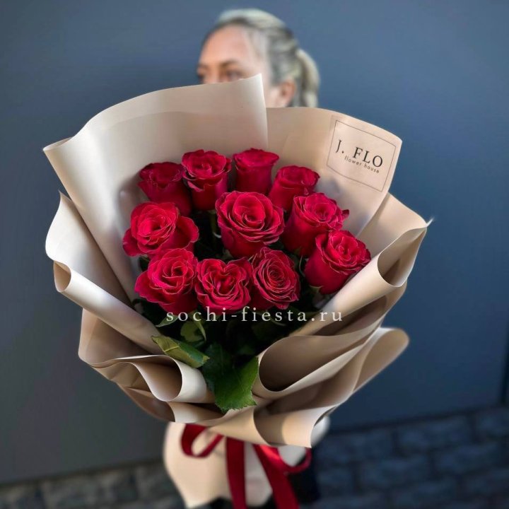 Букет красных роз "Наоми" с доставкой в Санкт-Петербурге