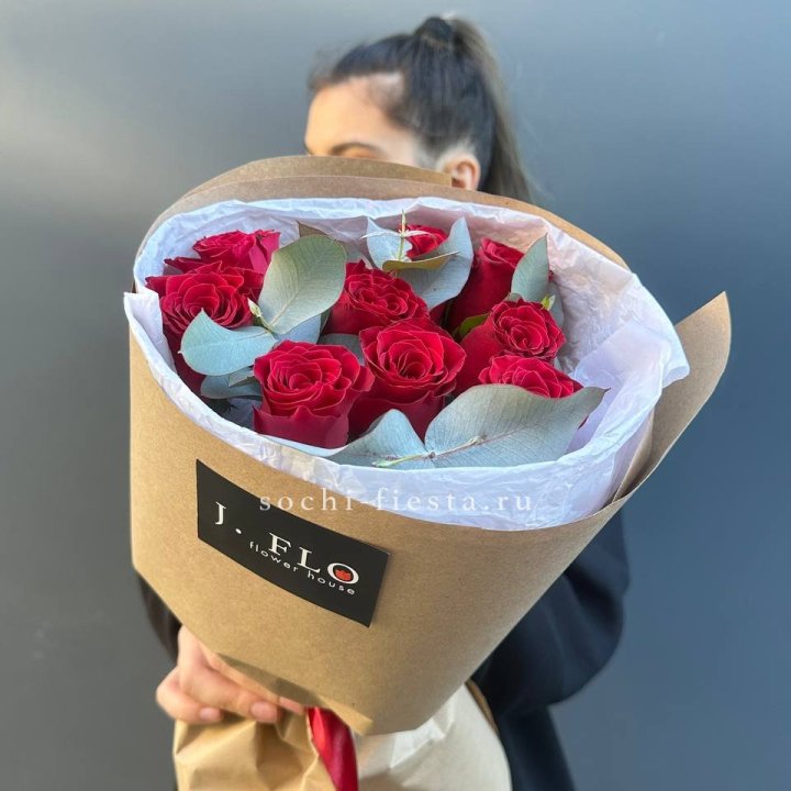 9 роз с эвкалиптом в Санкт-Петербурге