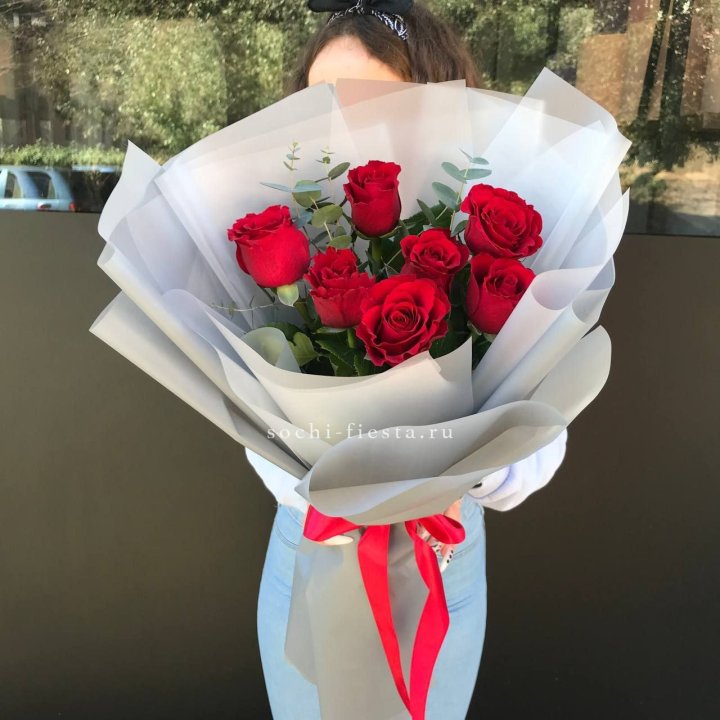 7 красных роз с эвкалиптом  в Санкт-Петербурге