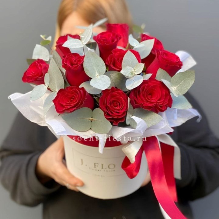 11 роз в шляпной коробке в Санкт-Петербурге