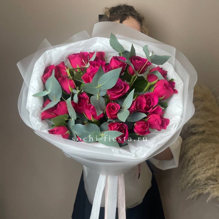 25 малиновых роз с эвкалиптом в Санкт-Петербурге