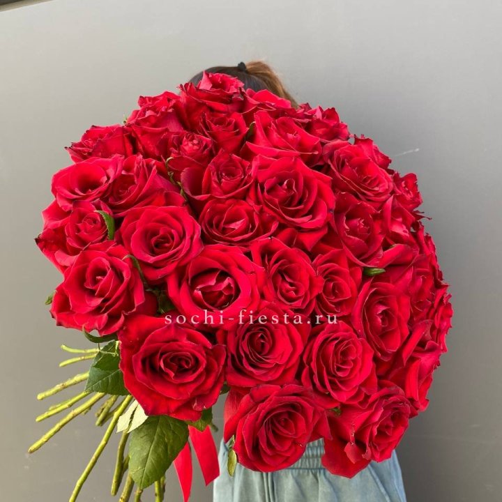35 красных роз под ленту с доставкой в Санкт-Петербурге