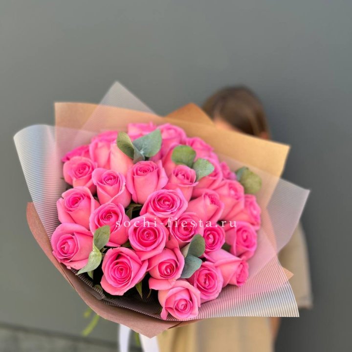 31 розовая роза с эвкалиптом в Санкт-Петербурге