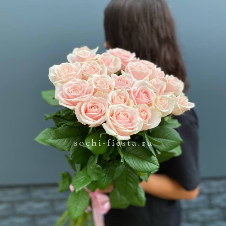 Высокие розовые розы в Санкт-Петербурге