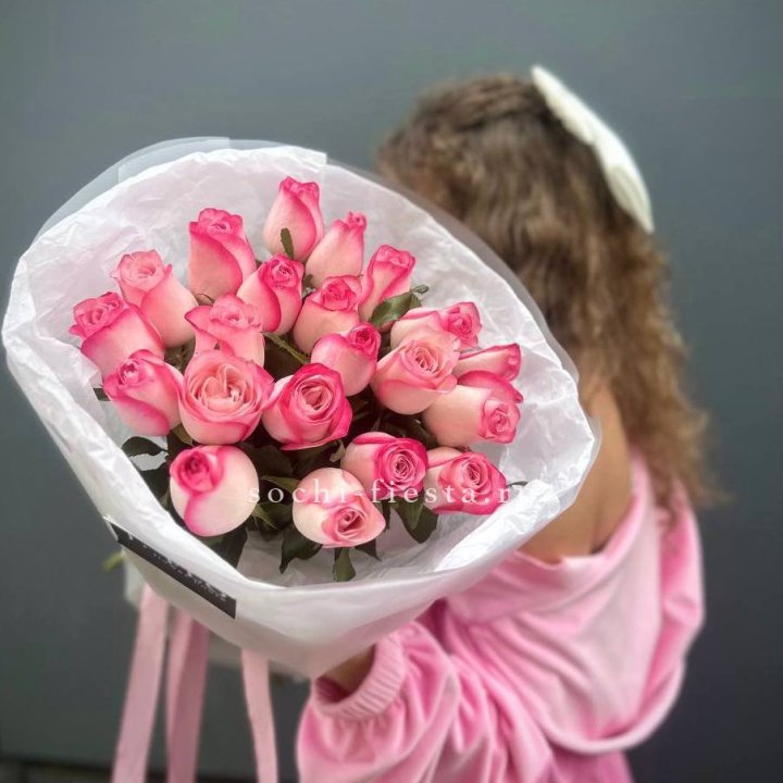 21 розовые розы Венди  в оформлении в Санкт-Петербурге