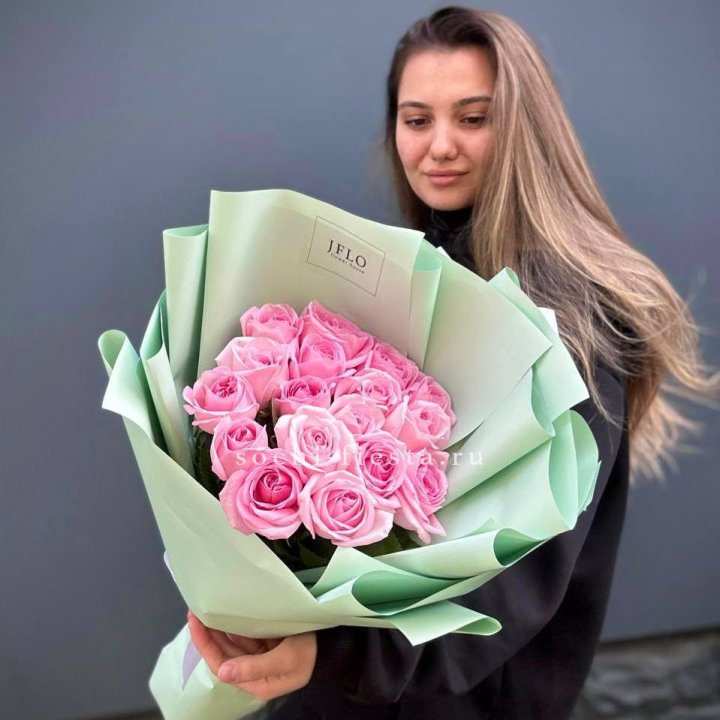 17 розовых роз в Санкт-Петербурге