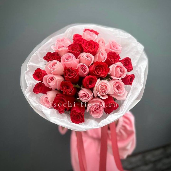 Букет красных и розовых 35 роз в Санкт-Петербурге