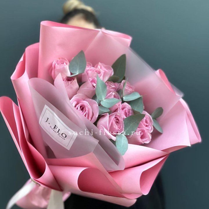 15 Розовых роз с эвкалиптом в Санкт-Петербурге