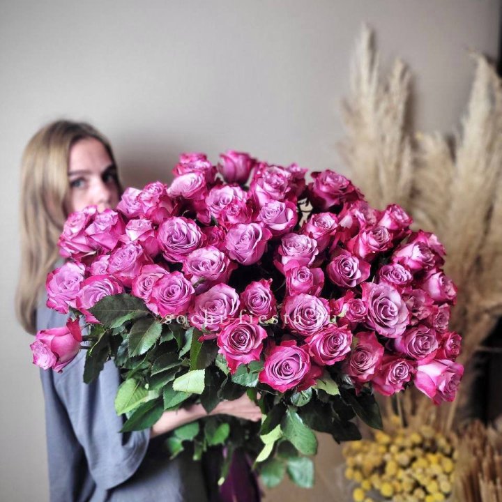Охапка высоких роз Деп перпел в Санкт-Петербурге