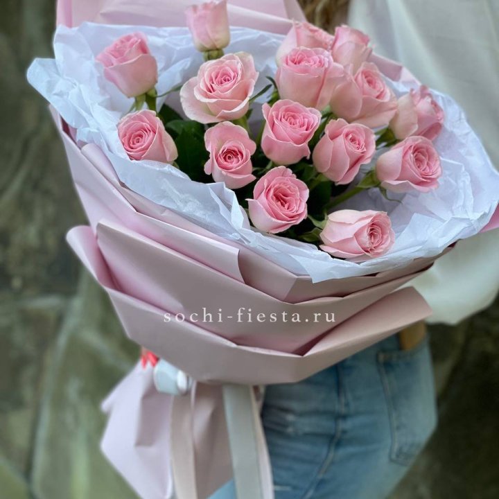 Розовые розы в авторском оформлении с доставкой в Санкт-Петербурге