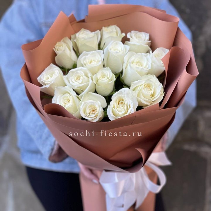 15 белых роз сиена в Санкт-Петербурге