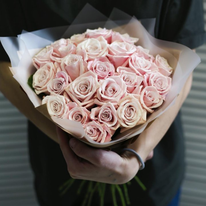 27 кремовых роз в Санкт-Петербурге