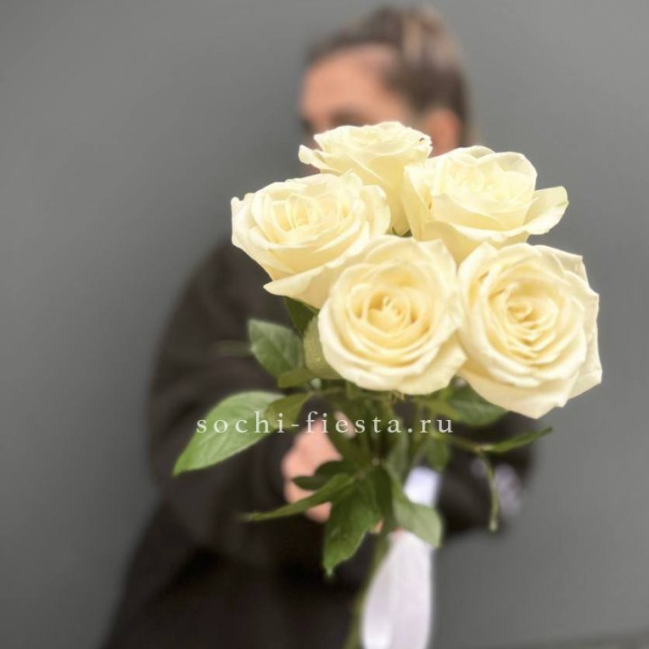 Букет 5 белых роз  в Санкт-Петербурге